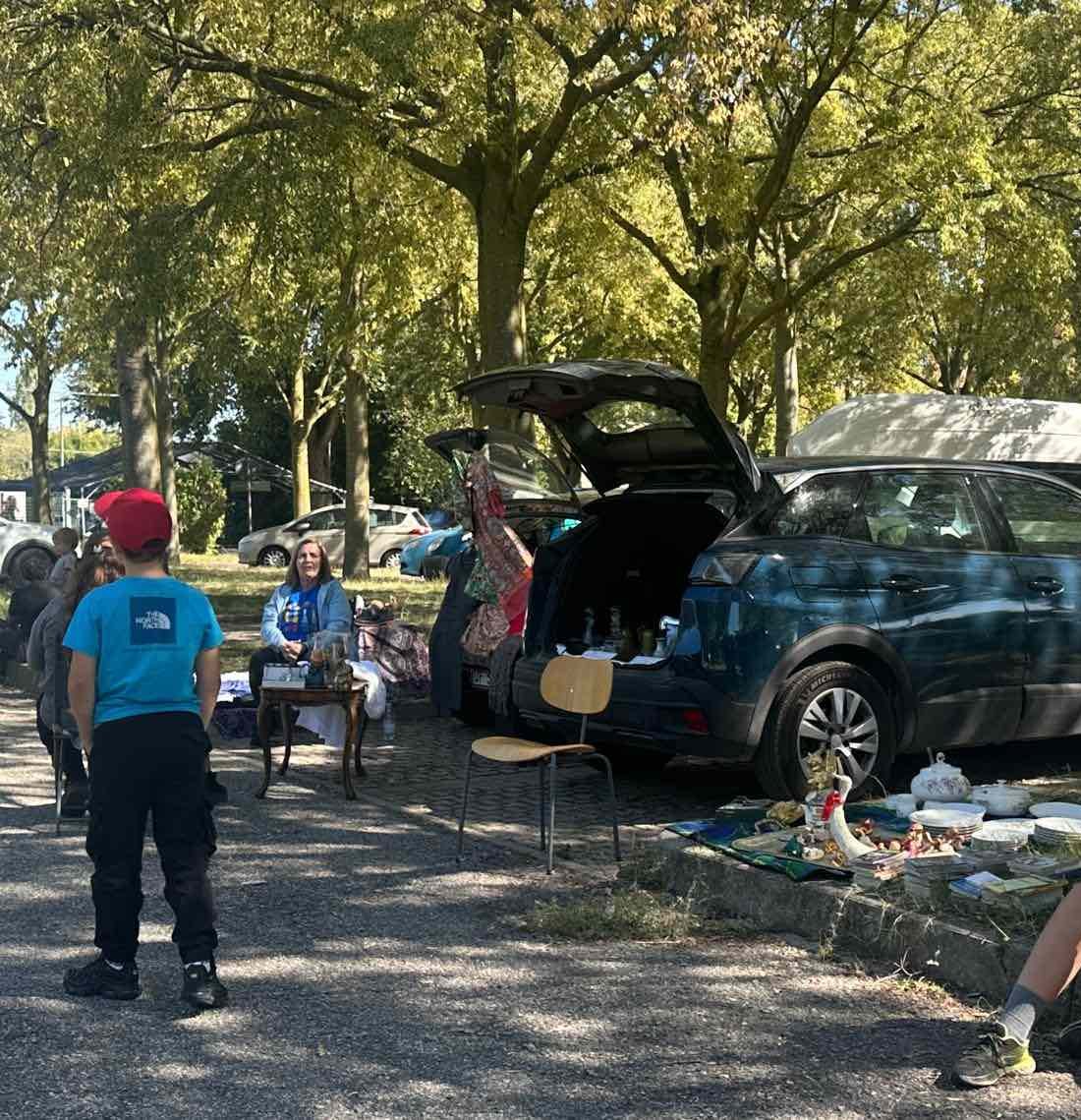Il viale del parcheggio con i bagagliai aperti
