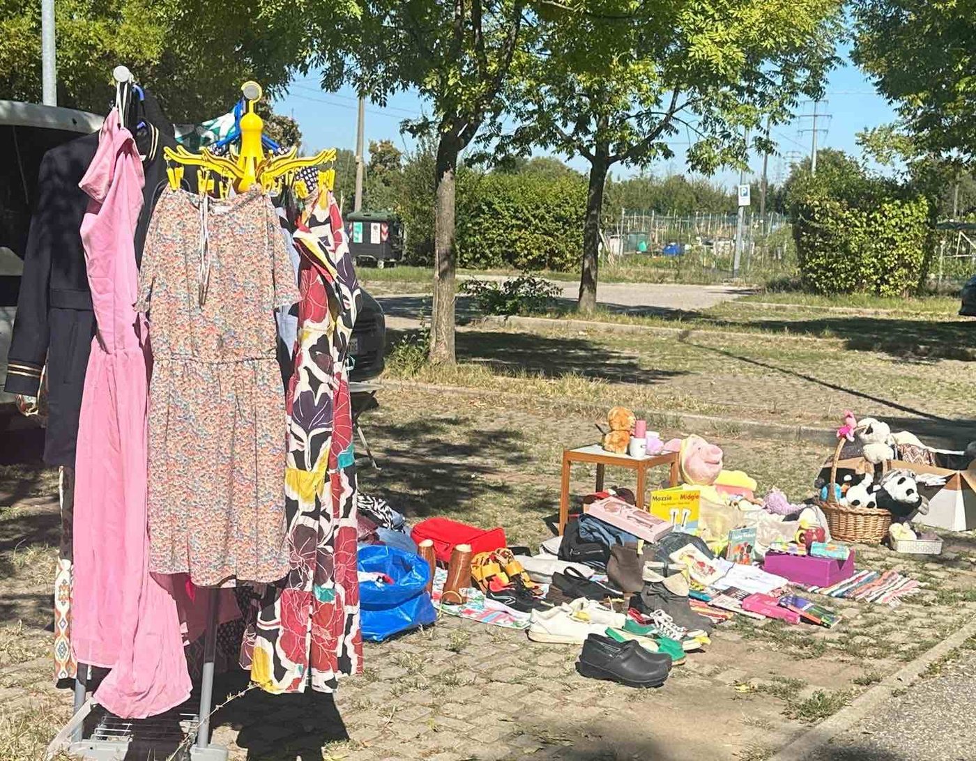 Abiti e oggetti su un telo
