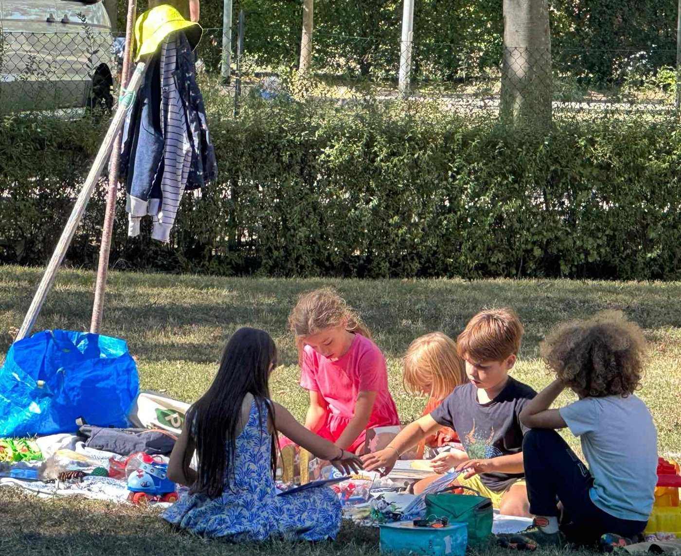 Bambini in cerchio al Mercatino del Cuore