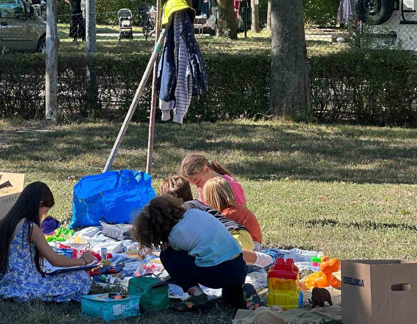 Il telo del Mercatino del Cuore sul prato
